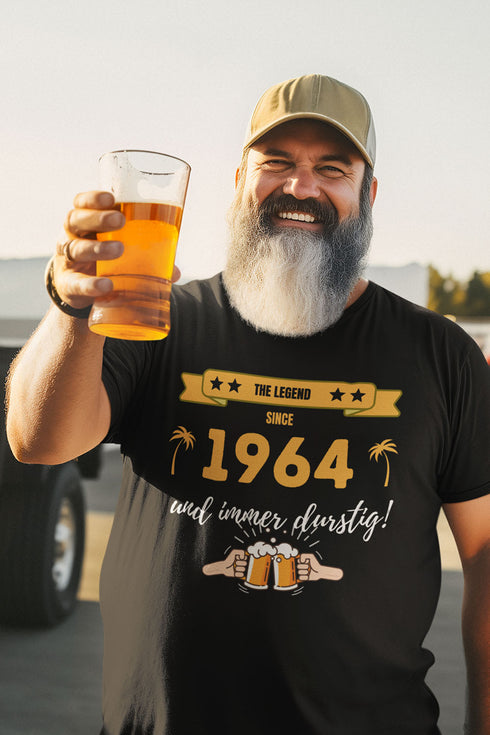 Auf dem schwarzen T-Shirt steht The Legend since 1964 und immer durstig. Zwei Biergläser stoßen aneinander und die Zahl 1994 ist von Palmen eingerahmt. Spruch T-Shirt zum Geburtstag.