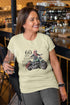 T-Shirt mit einem weiblichen Skelett und einem Motorrad. 60 ist das neue 20