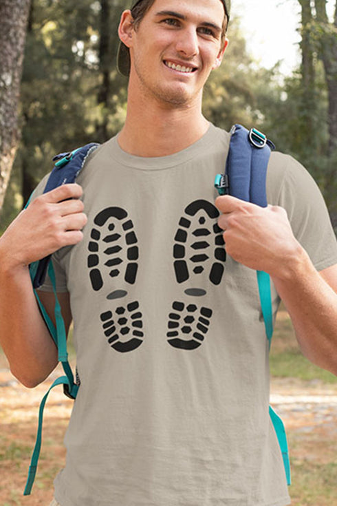Hellgraues T-Shirt für Bergwanderungen und Naturfreunde. Der Aufdruck zeigt Sohlen von Bergschuhen oder Bergstiefel. Ein tolles T-Shirt für Wanderungen durch die schöne Natur.