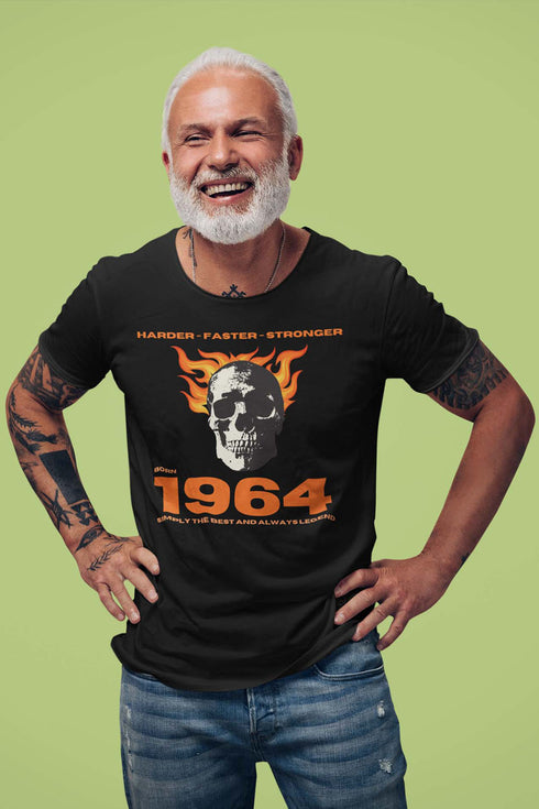 Das schicke schwarze T-Shirt ist für Männer die 1964 geboren wurden. Auf dem T-Shirt ist ein Totenkopf und im Hintergrund sind Flammen. Auf dem Shirt steht groß die Zahl 1964 und HARDER FASTER STRONGER