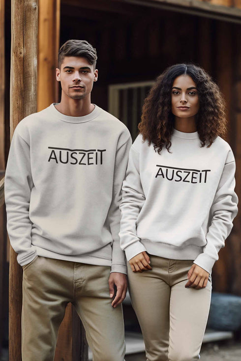 Weißes Sweatshirt mit der Aufschrift Auszeit. Dieses Sweatshirt ist ideal für das Hobby von Caravaning bis Berwandern. Von reiten bis kyten