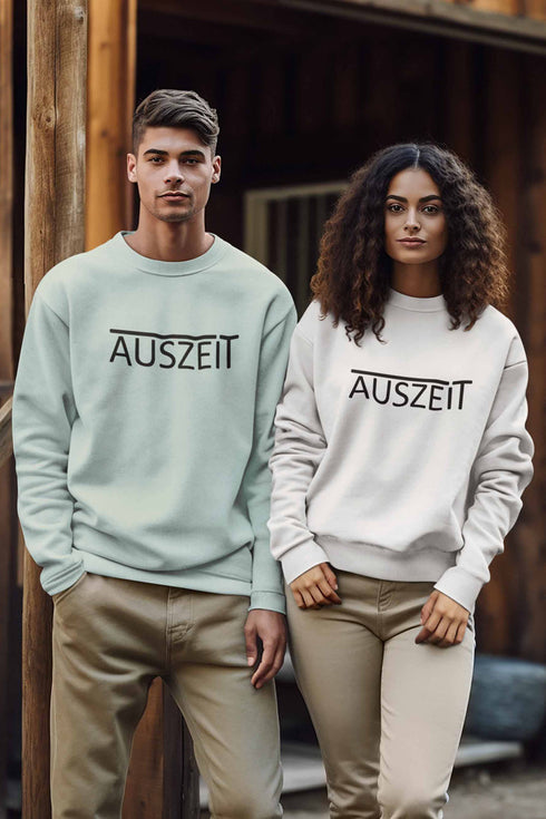 Ein paar Sweatshirt mit dem schicken Aufdruck AUSZEIT. Unisex Sweatshirt