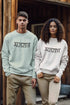 Ein paar Sweatshirt mit dem schicken Aufdruck AUSZEIT. Unisex Sweatshirt