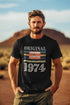 Auf dem schwarzen T-Shirt steht Original 1974. Auf dem ST-Shirt ist eine Kassette für den Kassettenrekorder abgebildet. Auf der Kassette steht Best Hits 1974