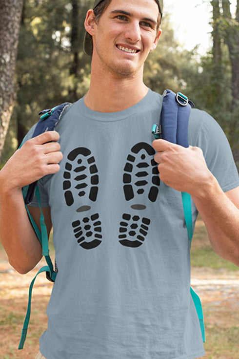 Hellblaues T-Shirt für Bergwanderungen und Naturfreunde. Der Aufdruck zeigt Sohlen von Bergschuhen oder Bergstiefel. Ein tolles T-Shirt für Wanderungen durch die schöne Natur.