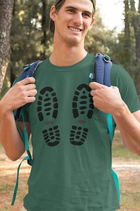 Grünes T-Shirt für Bergwanderungen und Naturfreunde. In dieser Farbe wird das Shirt auch gerne von Garten- und Landschaftsbauern bestellt. Der Aufdruck zeigt Sohlen von Bergschuhen oder Bergstiefel. Ein tolles T-Shirt für Wanderungen durch die schöne Natur.
