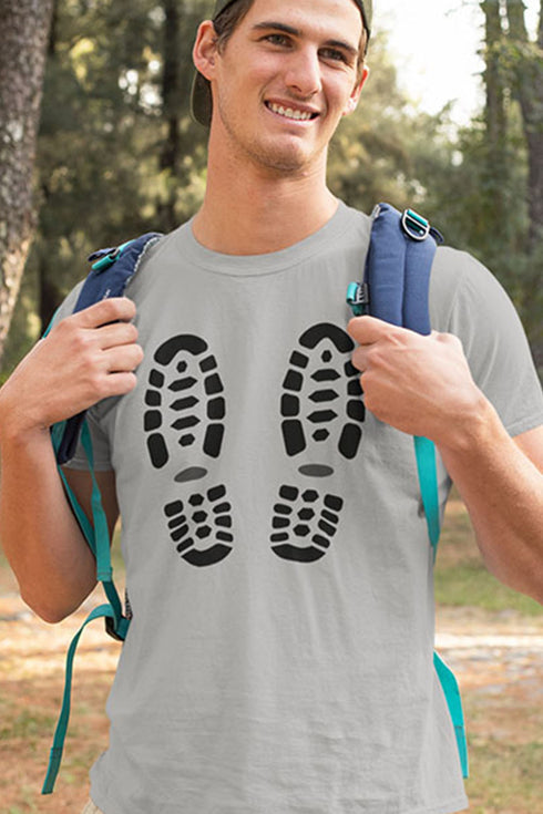Hellgraues T-Shirt für Bergwanderungen und Naturfreunde. Der Aufdruck zeigt Sohlen von Bergschuhen oder Bergstiefel. Ein tolles T-Shirt für Wanderungen durch die schöne Natur.