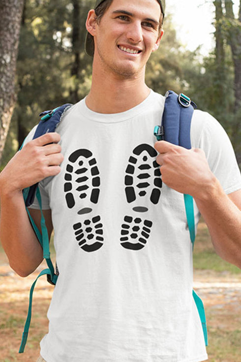 Weißes T-Shirt für Bergwanderungen und Naturfreunde. Der Aufdruck zeigt Sohlen von Bergschuhen oder Bergstiefel. Ein tolles T-Shirt für Wanderungen durch die schöne Natur.
