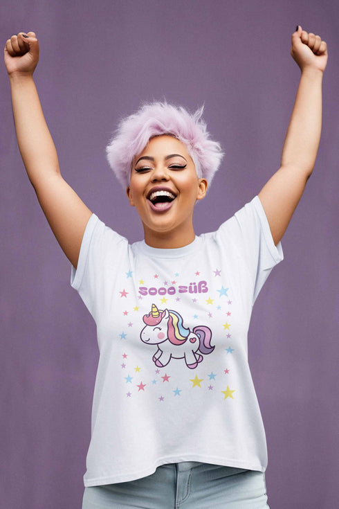 Hände hoch hier kommt das Einhorn. Mit viel Freude rasst es durch die bunten Sterne. T-Shirt für Einhornfans.