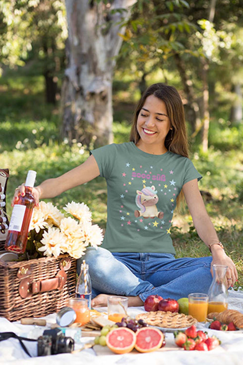 Märchenhaftes T-Shirt mit einem bunten Einhorn und vielen Sternen. Auf dem grünen T-Shirt steht sooo süß.