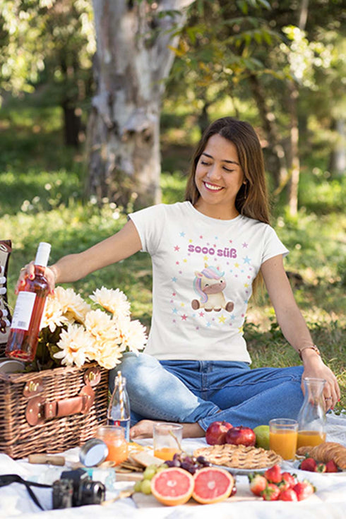 Weisses T-Shirt mit buntem Einhorn welches umgeben von Sternen ist. Das drollige Fabelwesen wird mit Stolz von der Märchenprinzessin getragen. Ein typisches SHIRTCHECKER Shirt.