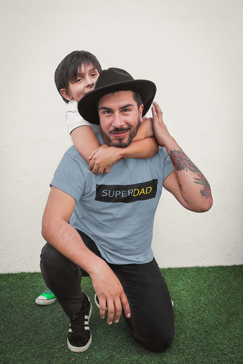 Hellblaues Weißes T-Shirt zum Vatertag mit der Aufschrift SUPERDAD von SAXXOSHIRT