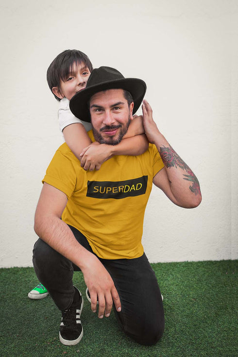 Gelbes T-Shirt zum Vatertag mit der Aufschrift SUPERDAD