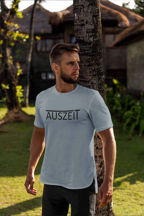 Gönn Dir eine AUSZEIT wie der Mann auf dem Bild. Das T-Shirt signalisiert das Du im Auszeit Modus bist. Uraubs-T-Shirt.