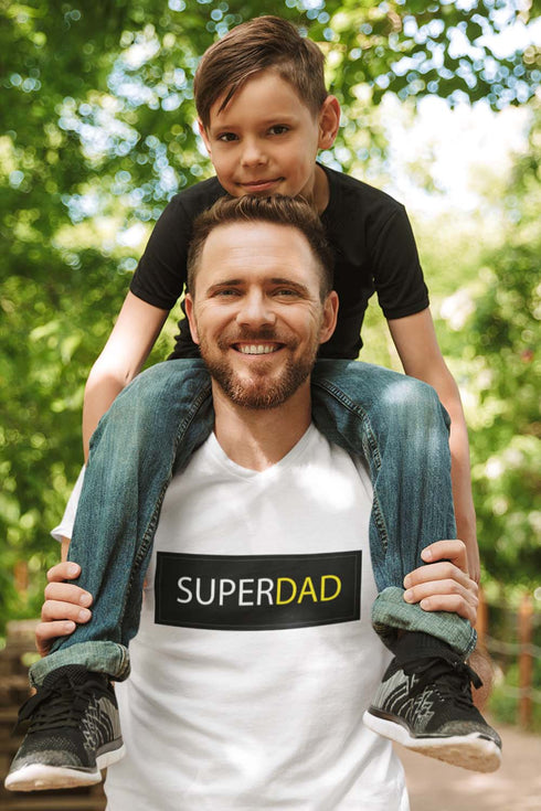 Weißes T-Shirt zum Vatertag mit der Aufschrift SUPERDAD