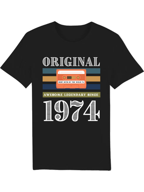 Schickes T-Shirt für jemanden der 1974 geboren wurde. Auf dem T-Shirt ist eine orange Kassette zu sehen auf der steht "Best Hits of the World 1974. Legandary Hits Shirt