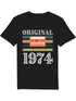 Schickes T-Shirt für jemanden der 1974 geboren wurde. Auf dem T-Shirt ist eine orange Kassette zu sehen auf der steht "Best Hits of the World 1974. Legandary Hits Shirt