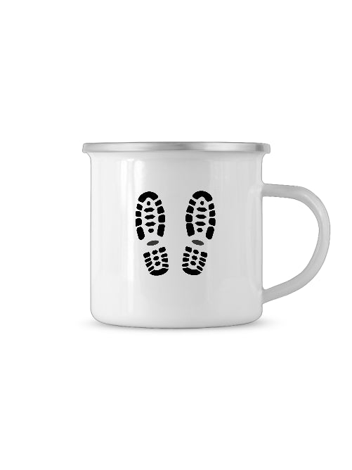 Auf dieser weißen Tasse oder Becher befindet sich ein dunkler Abdruck von Wanderschuhen oder Arbeitsschuhen.