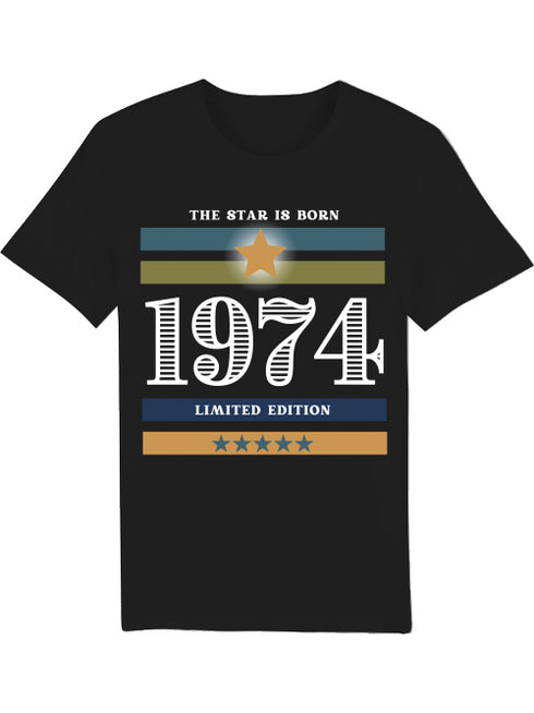 Schwarzes T-Shirt mit großer weißer Schrift 1974