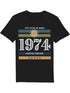 Schwarzes T-Shirt mit großer weißer Schrift 1974